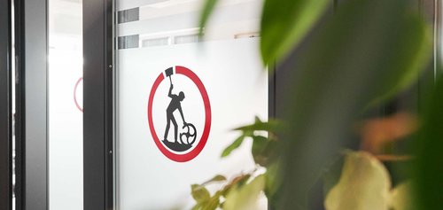 Balzersen – Darstellung Tür im Firmengebäude
